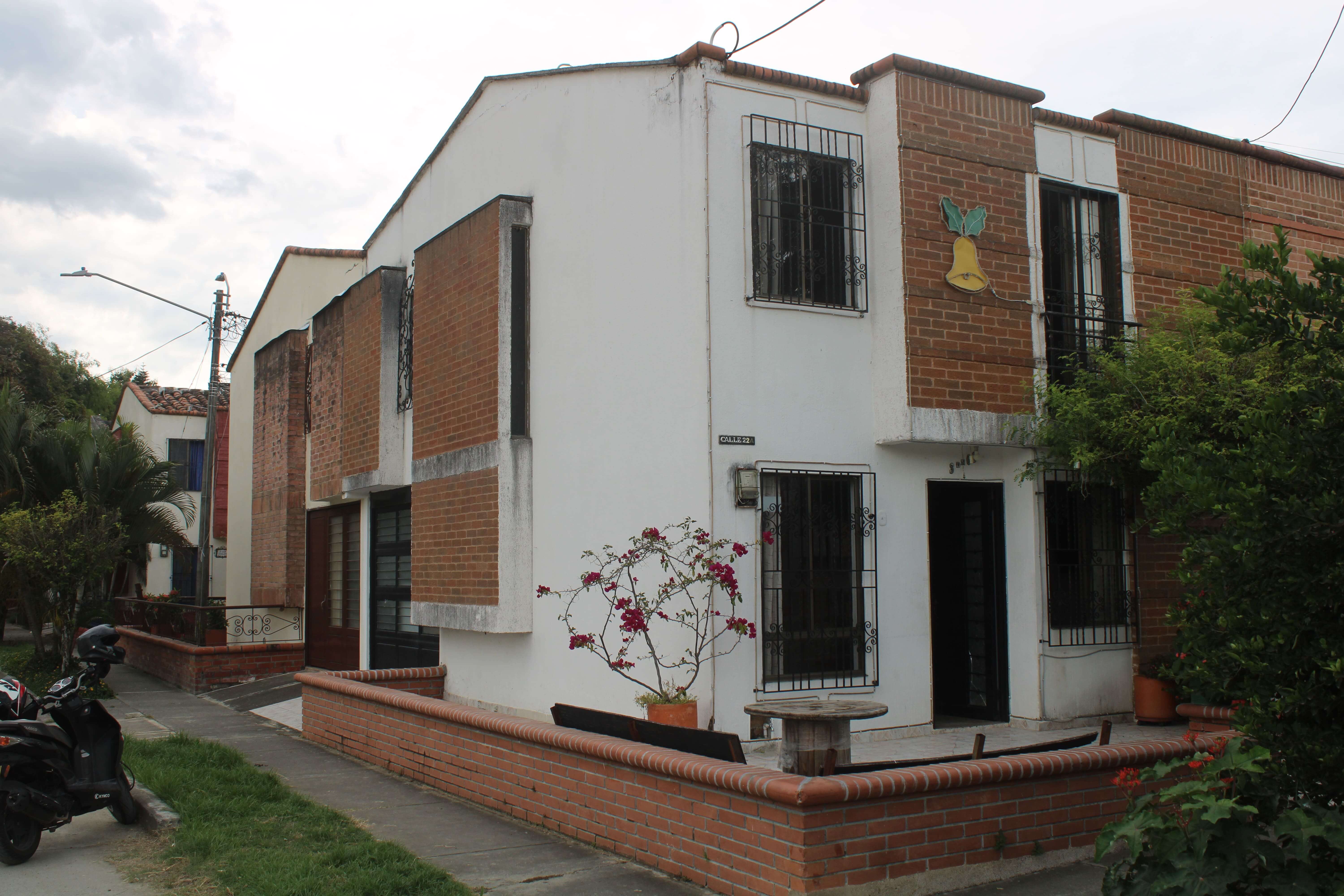 Se vende hermosa casa esquinera de 2 plantas en el barrio La Linda 🏡